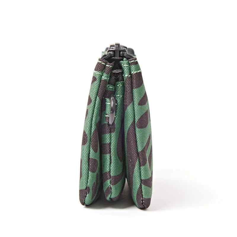 ROKA Carnaby Kleine Handtasche aus recyceltem Canvas mit Tiermotiv und Artischockenmotiv