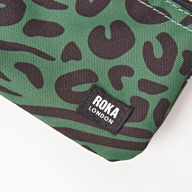 ROKA Carnaby Kleine Handtasche aus recyceltem Canvas mit Tiermotiv und Artischockenmotiv