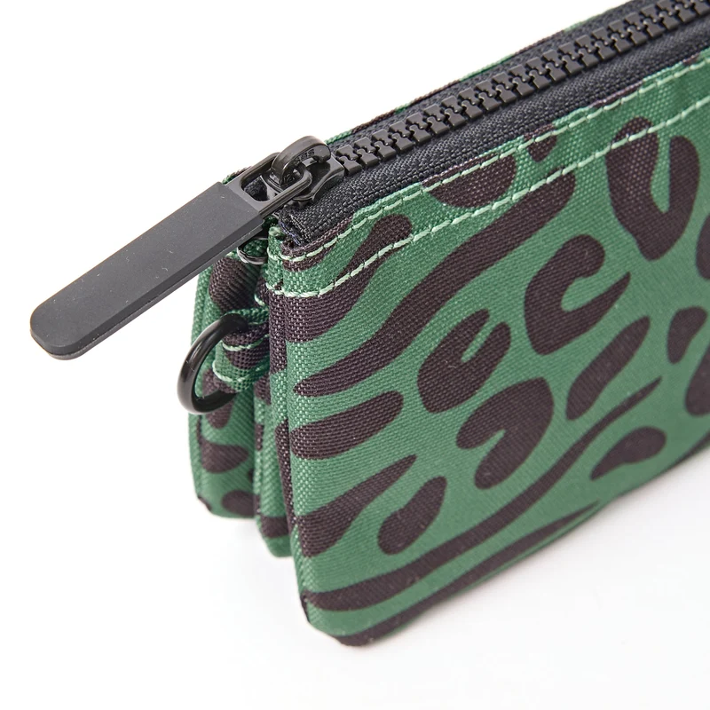 ROKA Carnaby Kleine Handtasche aus recyceltem Canvas mit Tiermotiv und Artischockenmotiv