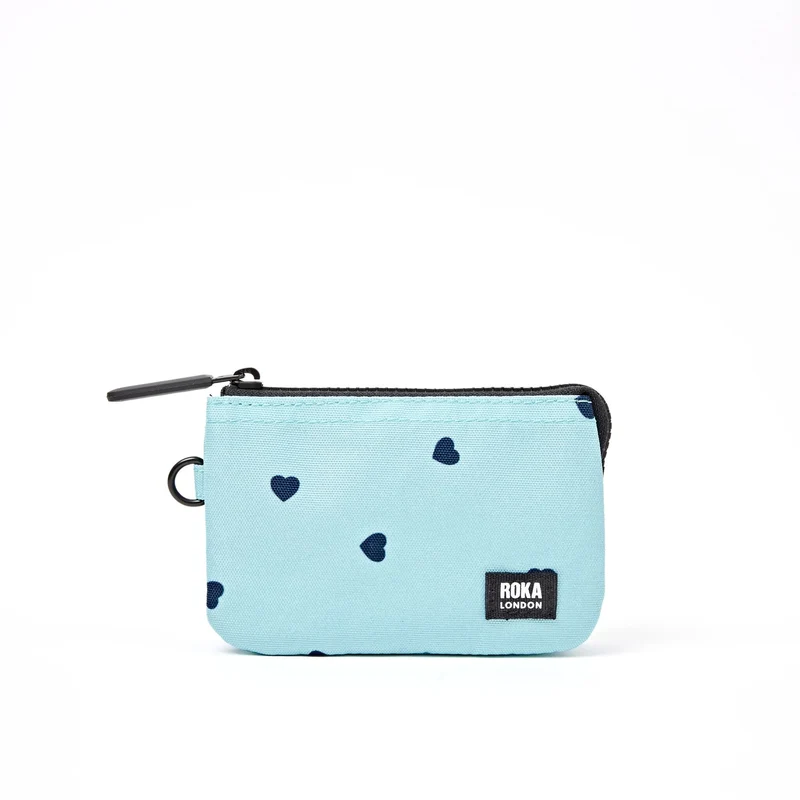 ROKA Carnaby Kleine Handtasche aus recyceltem Canvas mit Herzmuster