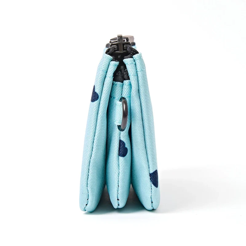 ROKA Carnaby Kleine Handtasche aus recyceltem Canvas mit Herzmuster