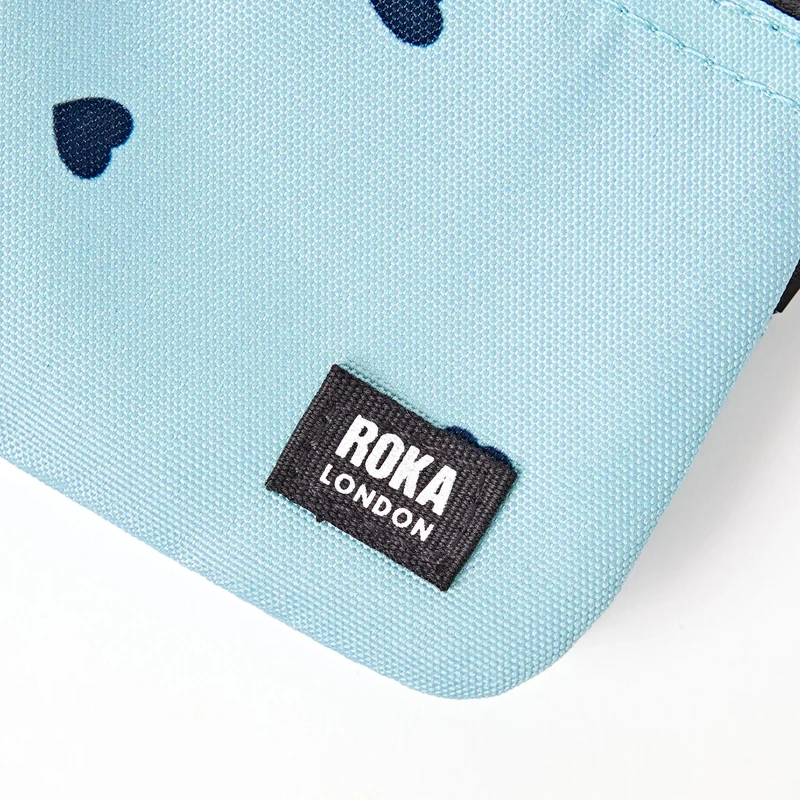 ROKA Carnaby Kleine Handtasche aus recyceltem Canvas mit Herzmuster