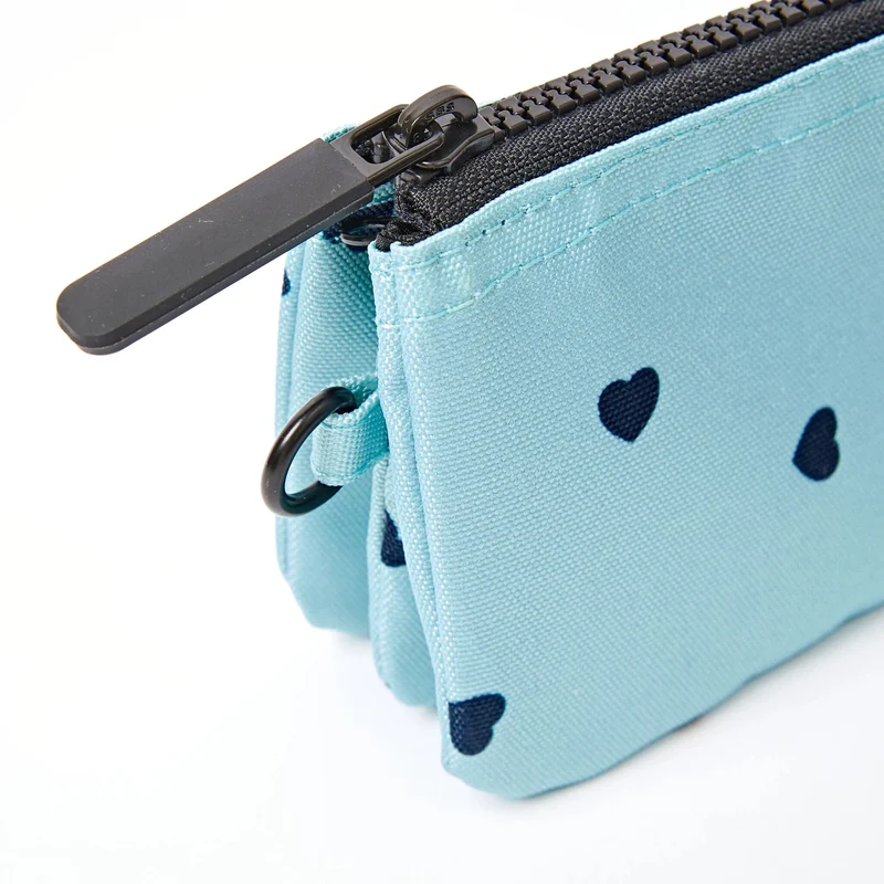 ROKA Carnaby Kleine Handtasche aus recyceltem Canvas mit Herzmuster