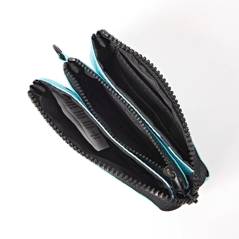 ROKA Carnaby Kleine Handtasche aus recyceltem Canvas mit Herzmuster