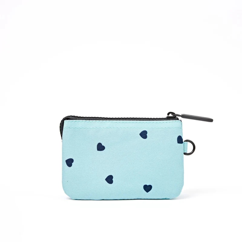 ROKA Carnaby Kleine Handtasche aus recyceltem Canvas mit Herzmuster