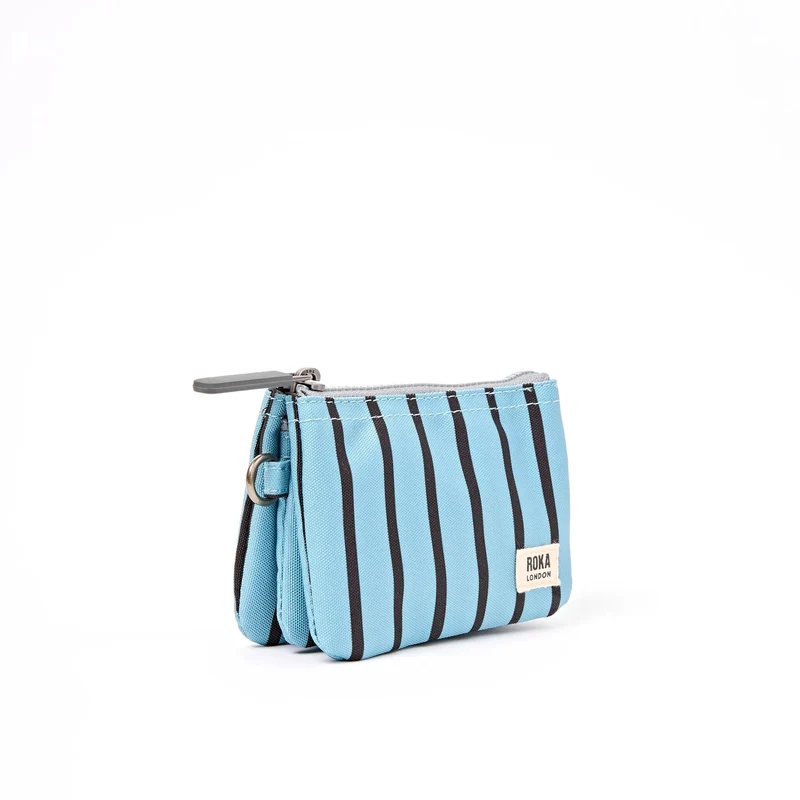 ROKA Carnaby Kleine Handtasche aus recyceltem Canvas mit blauen Streifen