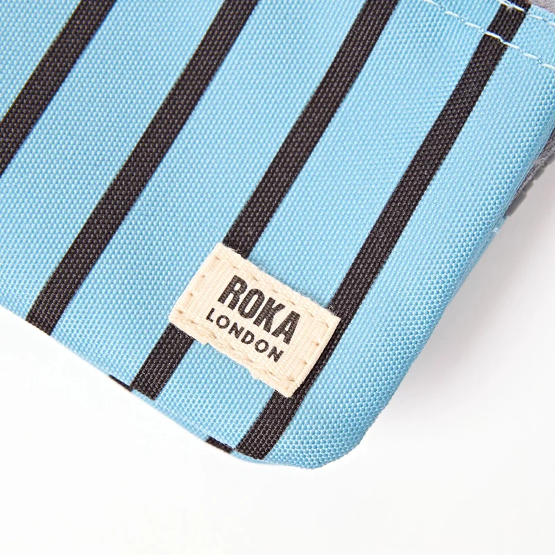 ROKA Carnaby Kleine Handtasche aus recyceltem Canvas mit blauen Streifen