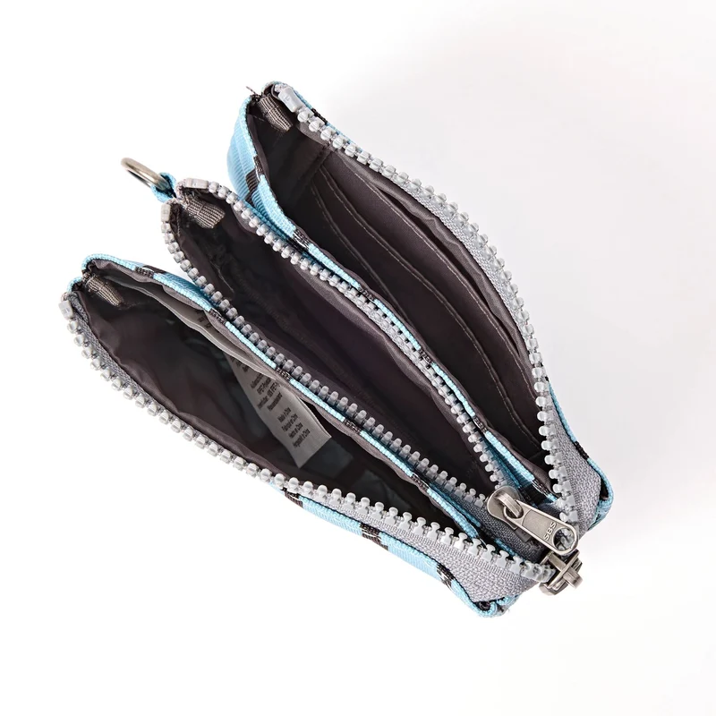 ROKA Carnaby Kleine Handtasche aus recyceltem Canvas mit blauen Streifen
