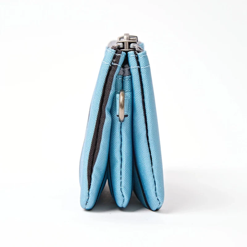 ROKA Carnaby Kleine Handtasche aus recyceltem Canvas mit blauen Streifen
