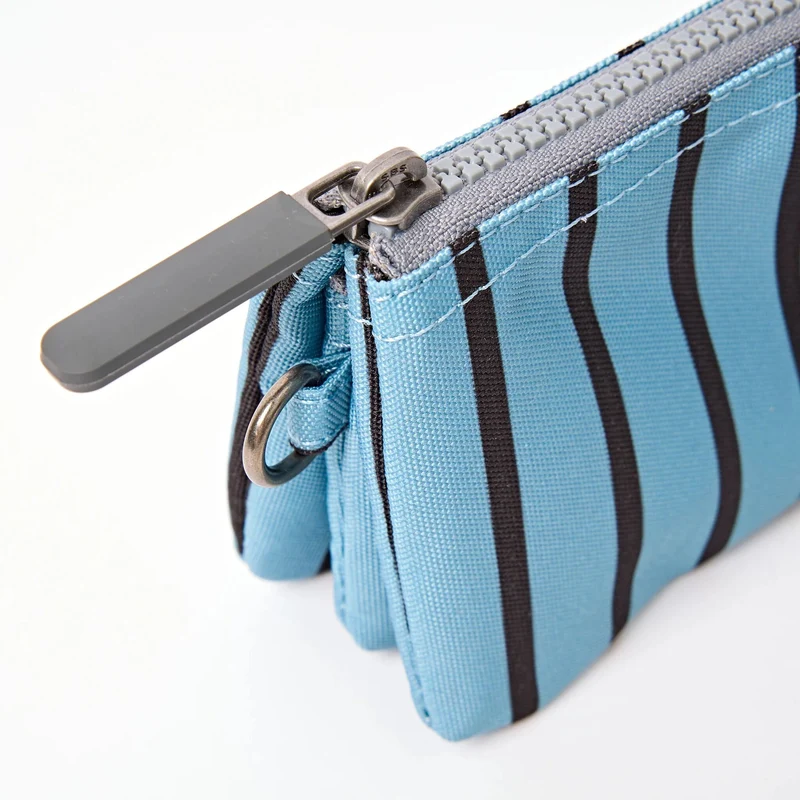 ROKA Carnaby Kleine Handtasche aus recyceltem Canvas mit blauen Streifen
