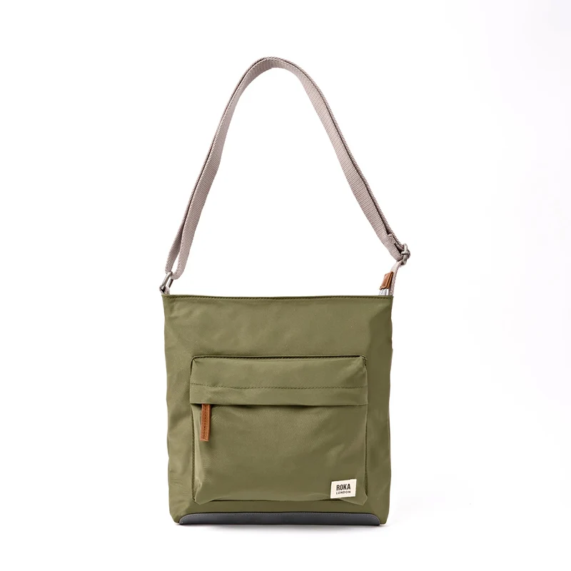 ROKA Kennington B Mittelgroße Tasche aus recyceltem Nylon | Chive