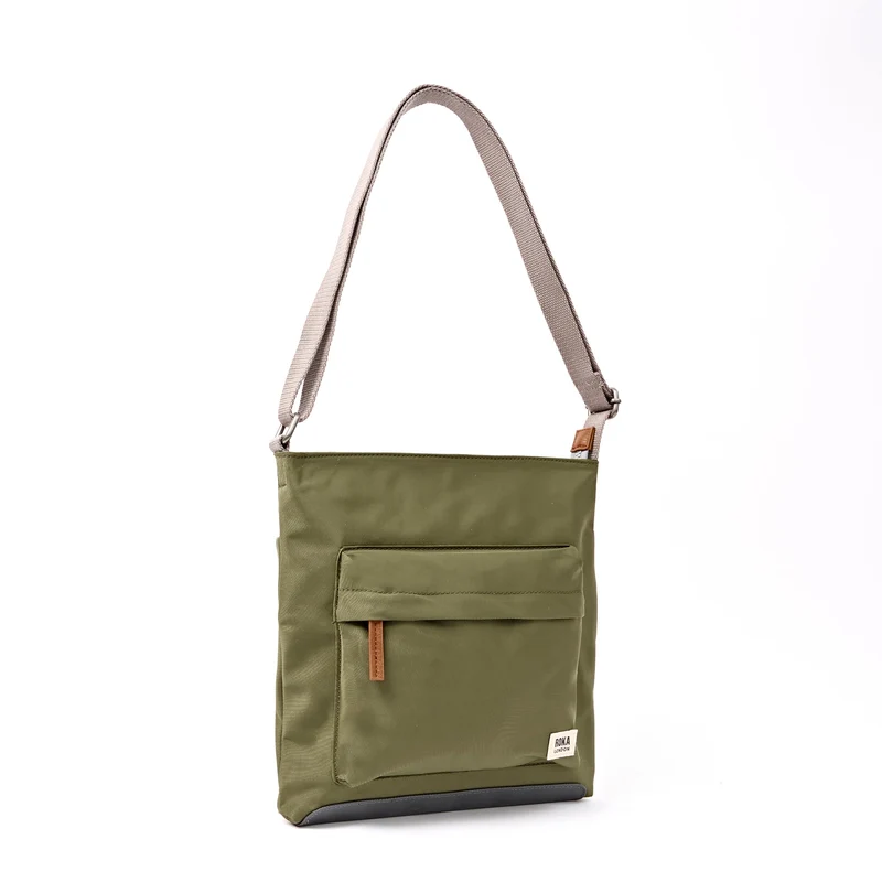 ROKA Kennington B Mittelgroße Tasche aus recyceltem Nylon | Chive