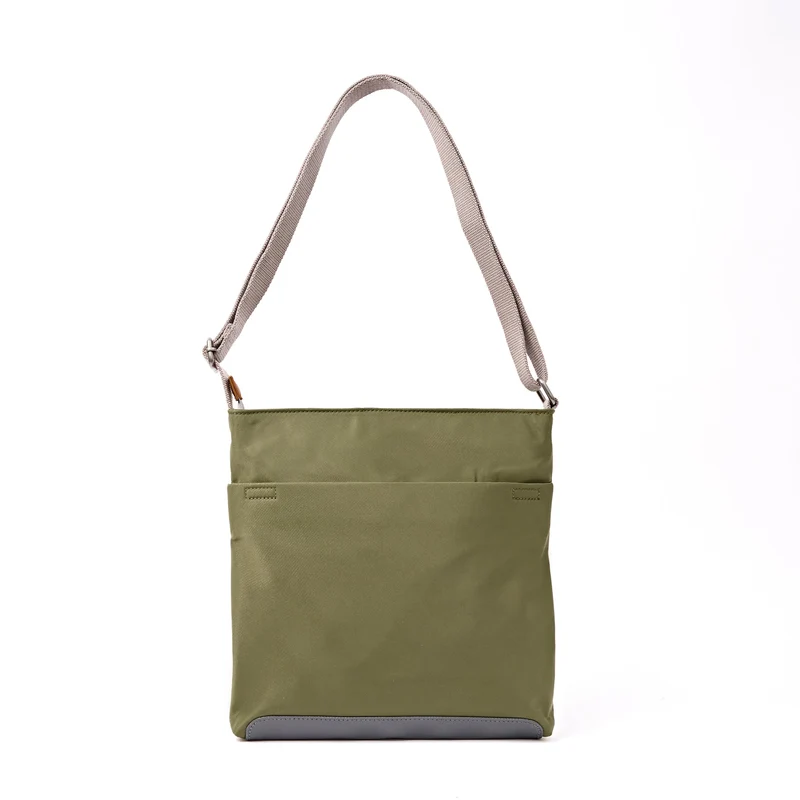 ROKA Kennington B Mittelgroße Tasche aus recyceltem Nylon | Chive