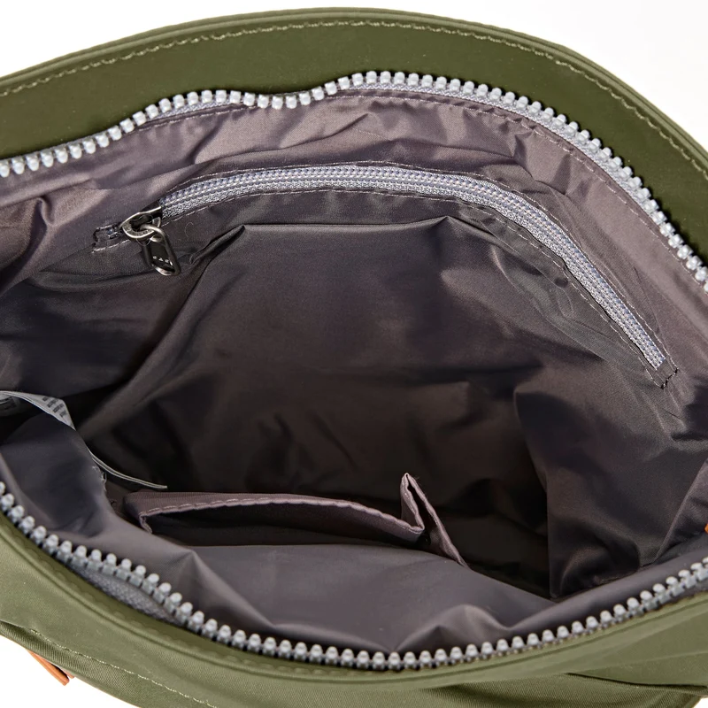ROKA Kennington B Mittelgroße Tasche aus recyceltem Nylon | Chive