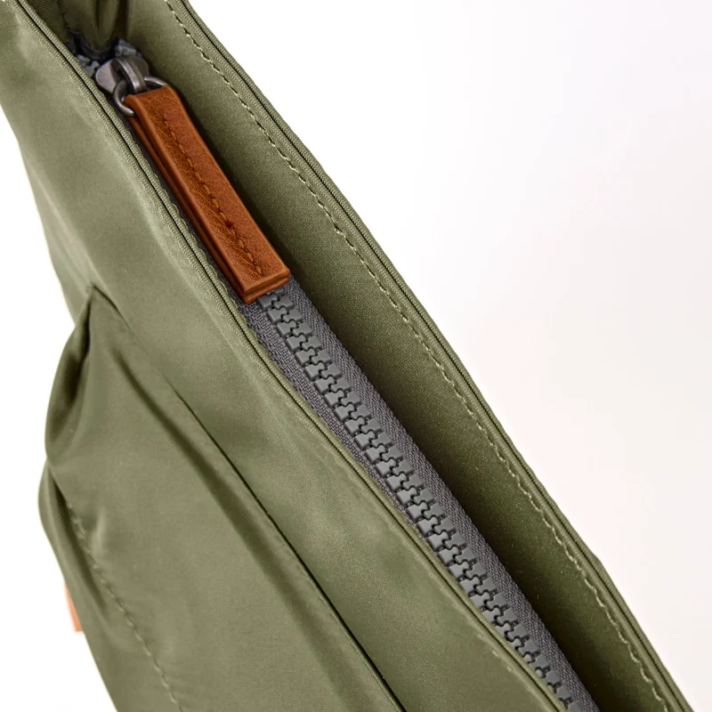 ROKA Kennington B Mittelgroße Tasche aus recyceltem Nylon | Chive
