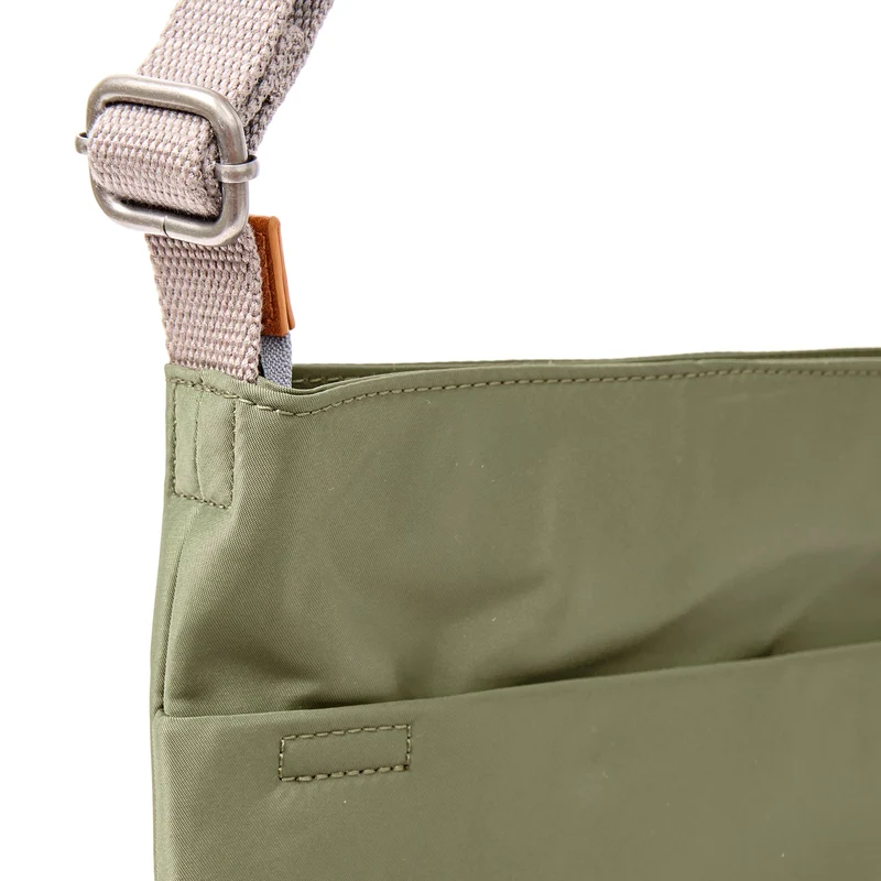 ROKA Kennington B Mittelgroße Tasche aus recyceltem Nylon | Chive