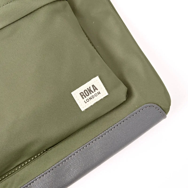 ROKA Kennington B Mittelgroße Tasche aus recyceltem Nylon | Chive