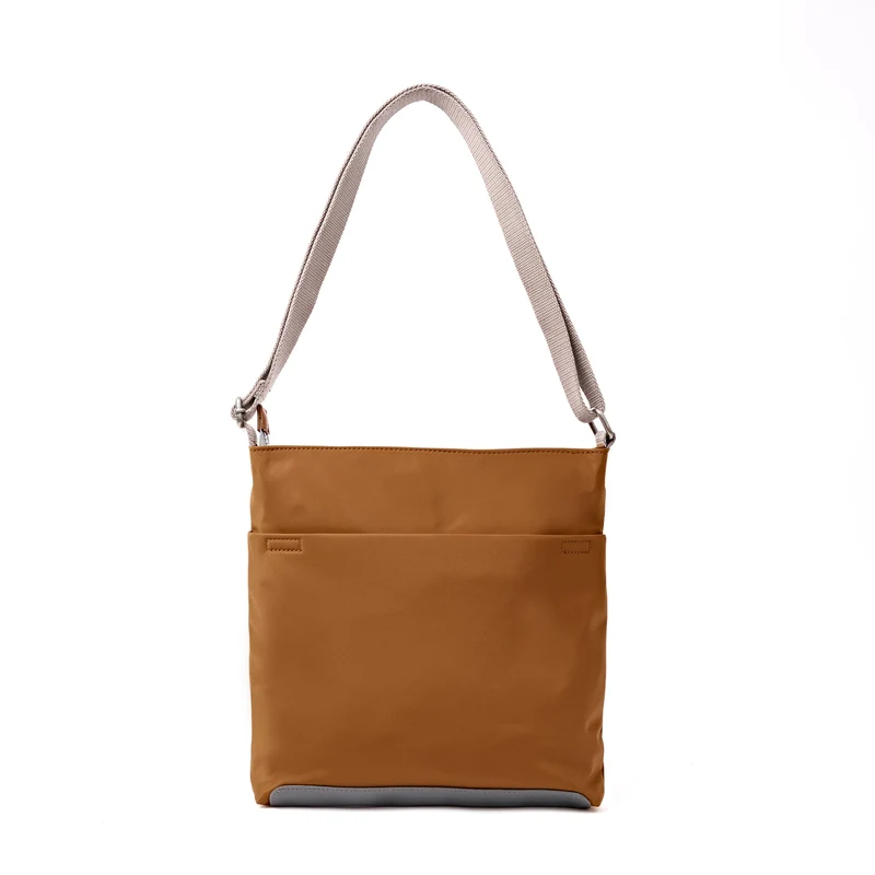 ROKA Kennington B Mittelgroße Recycling-Nylontasche | Keks