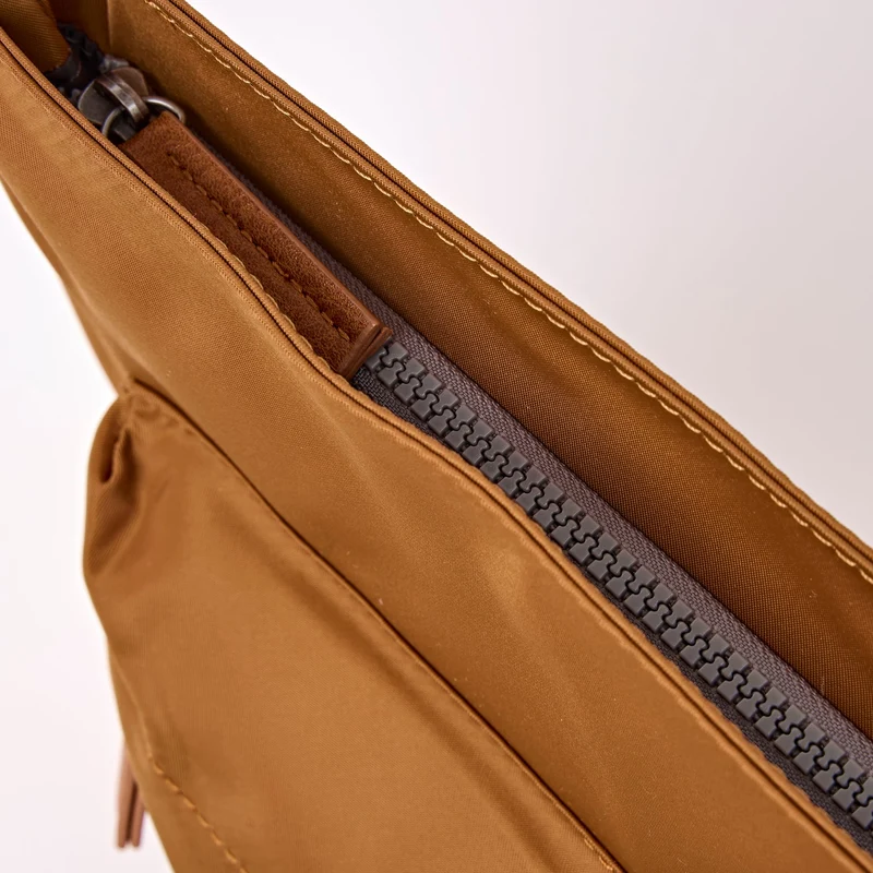 ROKA Kennington B Mittelgroße Recycling-Nylontasche | Keks
