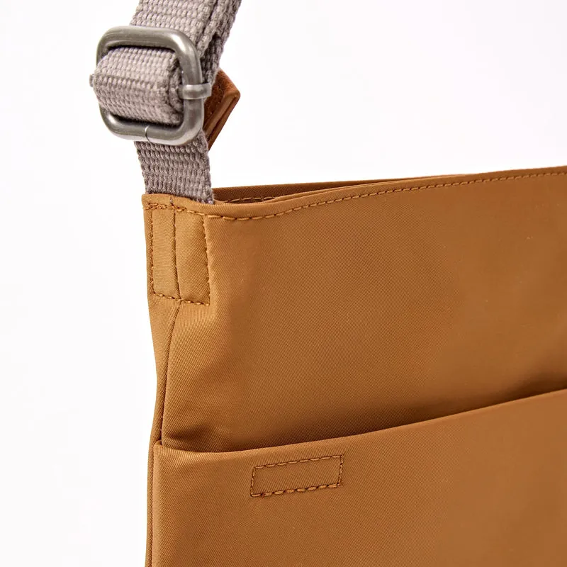 ROKA Kennington B Mittelgroße Recycling-Nylontasche | Keks