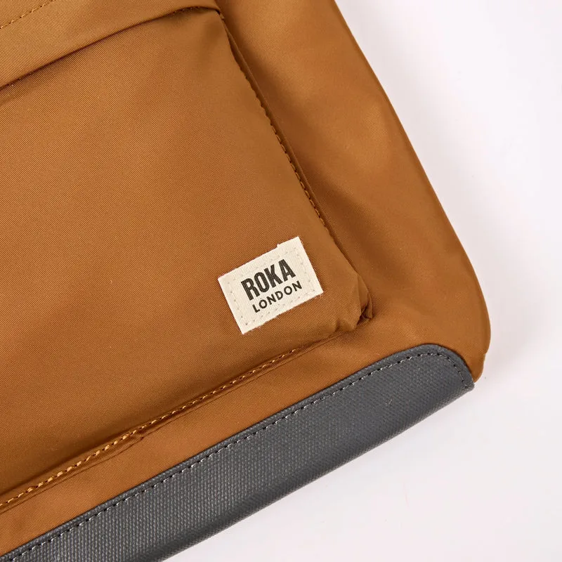 ROKA Kennington B Mittelgroße Recycling-Nylontasche | Keks