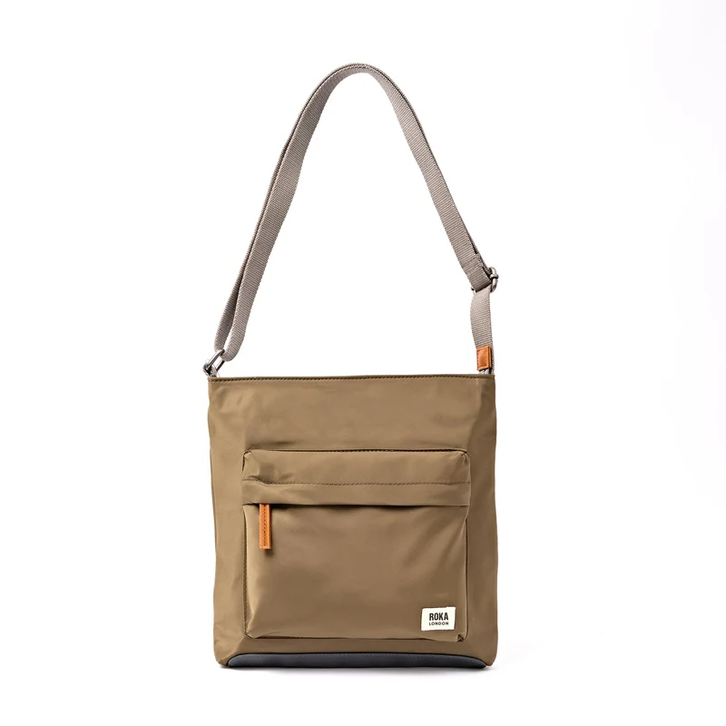 ROKA Kennington Mittelgroße Tasche aus recyceltem Nylon | Armee