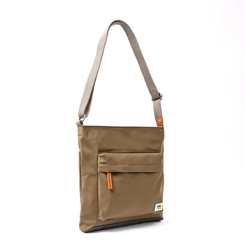 ROKA Kennington Mittelgroße Tasche aus recyceltem Nylon | Armee