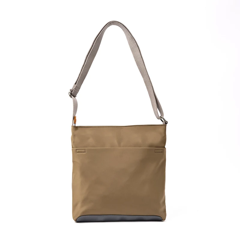 ROKA Kennington Mittelgroße Tasche aus recyceltem Nylon | Armee