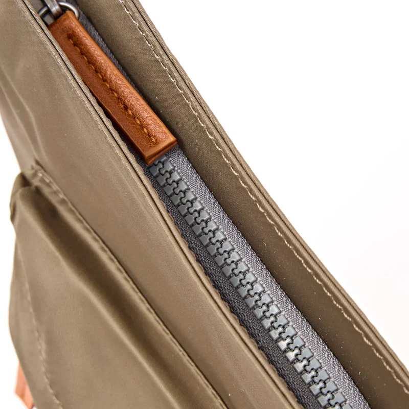 ROKA Kennington Mittelgroße Tasche aus recyceltem Nylon | Armee