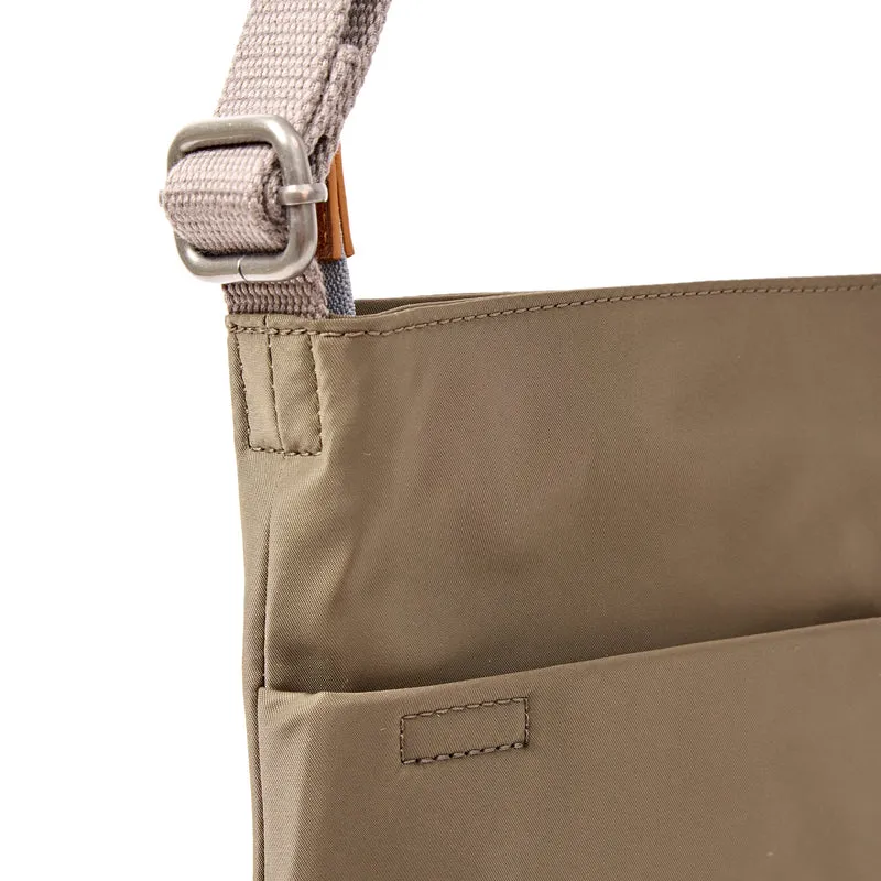 ROKA Kennington Mittelgroße Tasche aus recyceltem Nylon | Armee