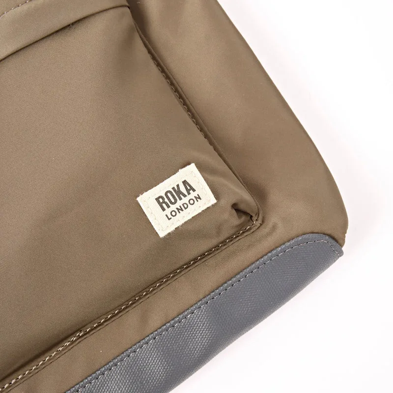 ROKA Kennington Mittelgroße Tasche aus recyceltem Nylon | Armee