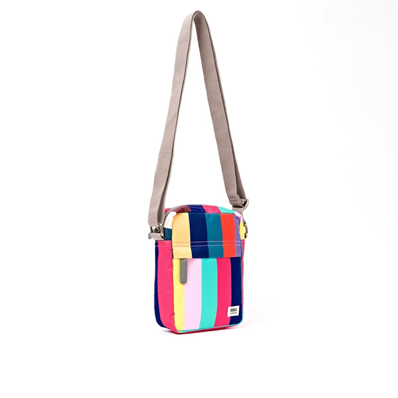 ROKA Bond Tasche aus recyceltem Canvas mit breiten, mehrfarbigen Streifen