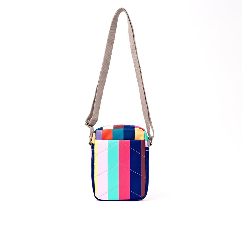 ROKA Bond Tasche aus recyceltem Canvas mit breiten, mehrfarbigen Streifen