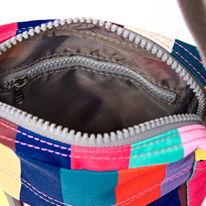 ROKA Bond Tasche aus recyceltem Canvas mit breiten, mehrfarbigen Streifen