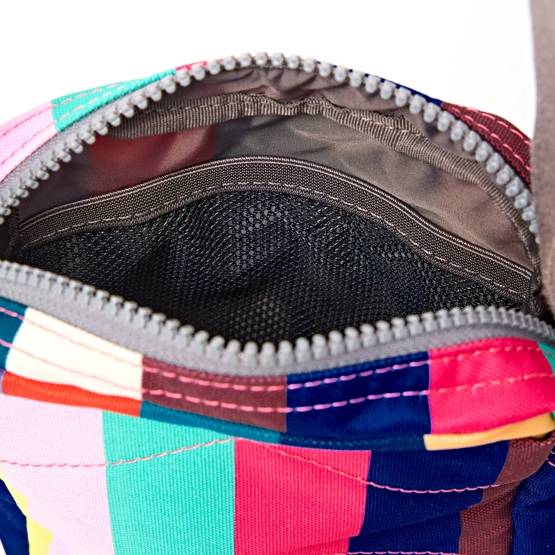 ROKA Bond Tasche aus recyceltem Canvas mit breiten, mehrfarbigen Streifen