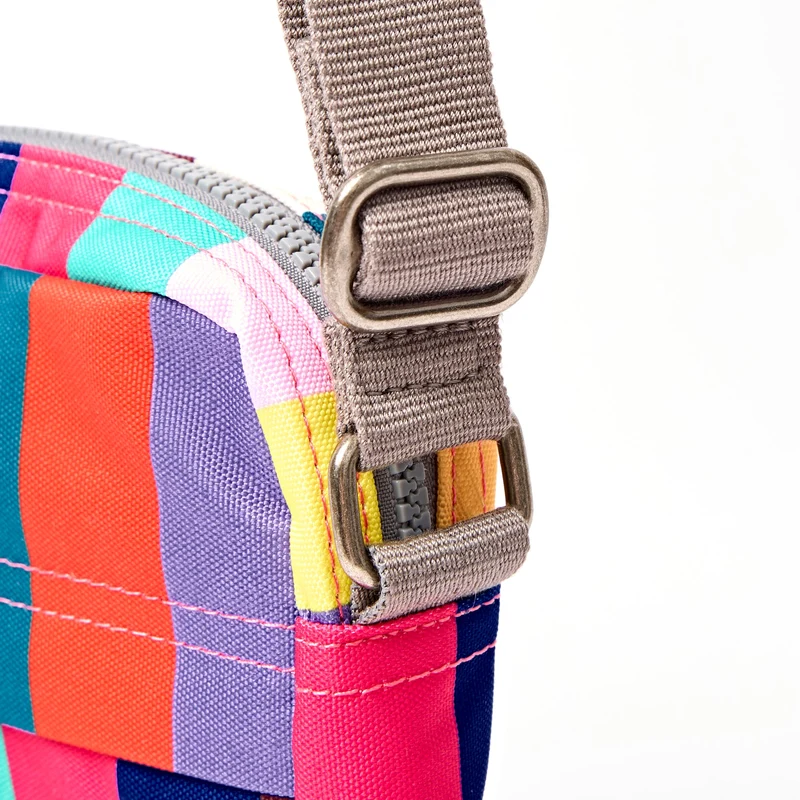 ROKA Bond Tasche aus recyceltem Canvas mit breiten, mehrfarbigen Streifen