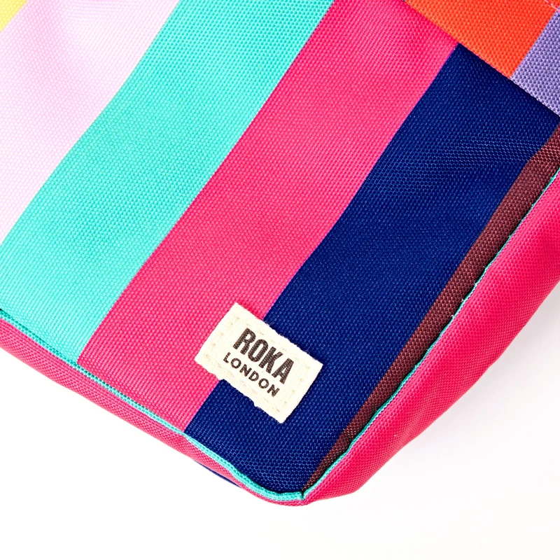 ROKA Bond Tasche aus recyceltem Canvas mit breiten, mehrfarbigen Streifen
