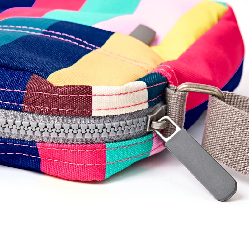 ROKA Bond Tasche aus recyceltem Canvas mit breiten, mehrfarbigen Streifen