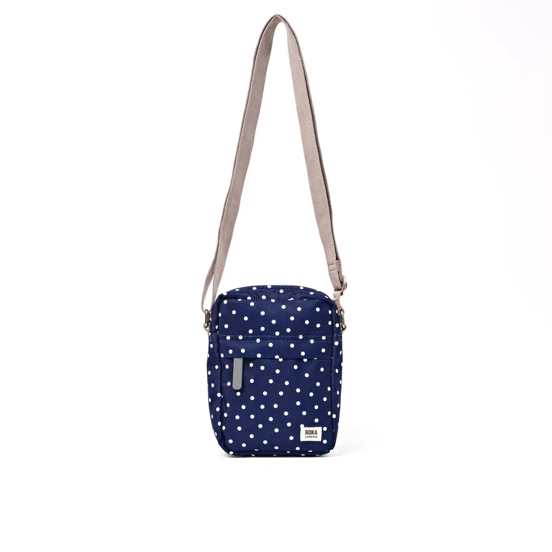 ROKA Bond Marineblaue Tasche aus recyceltem Canvas mit weißen Punkten