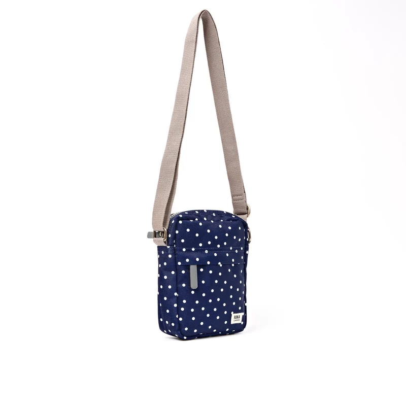 ROKA Bond Marineblaue Tasche aus recyceltem Canvas mit weißen Punkten