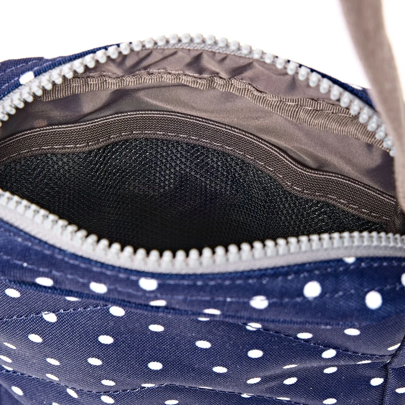 ROKA Bond Marineblaue Tasche aus recyceltem Canvas mit weißen Punkten