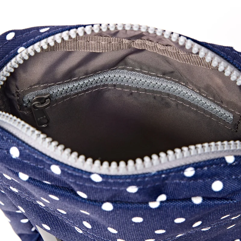 ROKA Bond Marineblaue Tasche aus recyceltem Canvas mit weißen Punkten