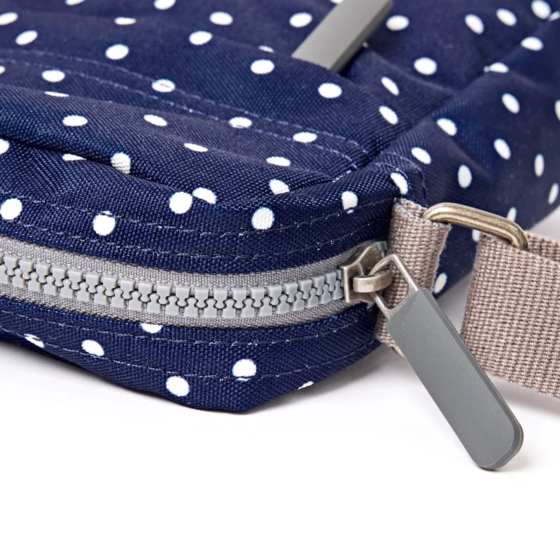 ROKA Bond Marineblaue Tasche aus recyceltem Canvas mit weißen Punkten