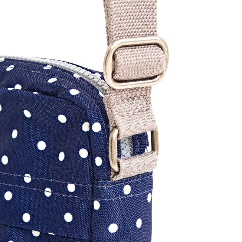 ROKA Bond Marineblaue Tasche aus recyceltem Canvas mit weißen Punkten