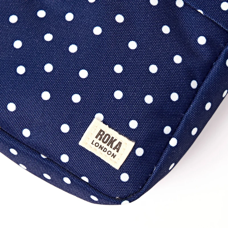 ROKA Bond Marineblaue Tasche aus recyceltem Canvas mit weißen Punkten
