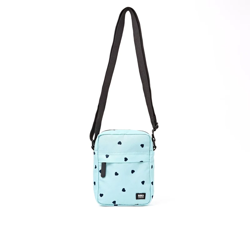 ROKA Bond Tasche aus recyceltem Canvas mit Herzmuster