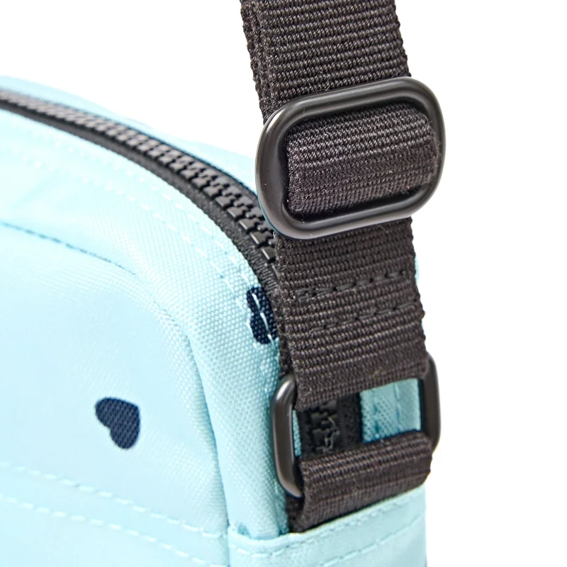 ROKA Bond Tasche aus recyceltem Canvas mit Herzmuster