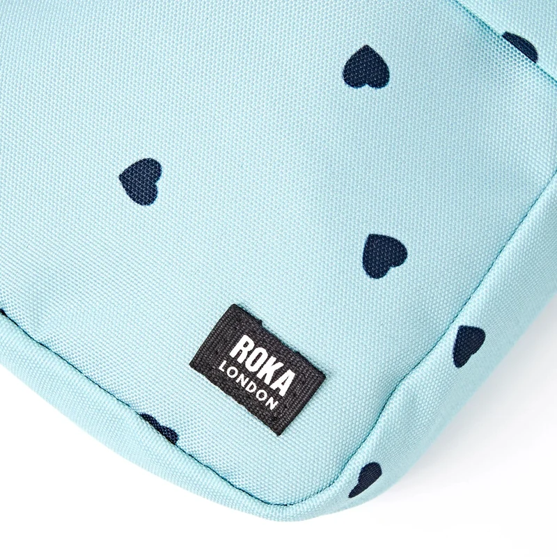 ROKA Bond Tasche aus recyceltem Canvas mit Herzmuster