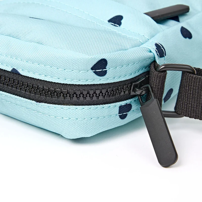 ROKA Bond Tasche aus recyceltem Canvas mit Herzmuster