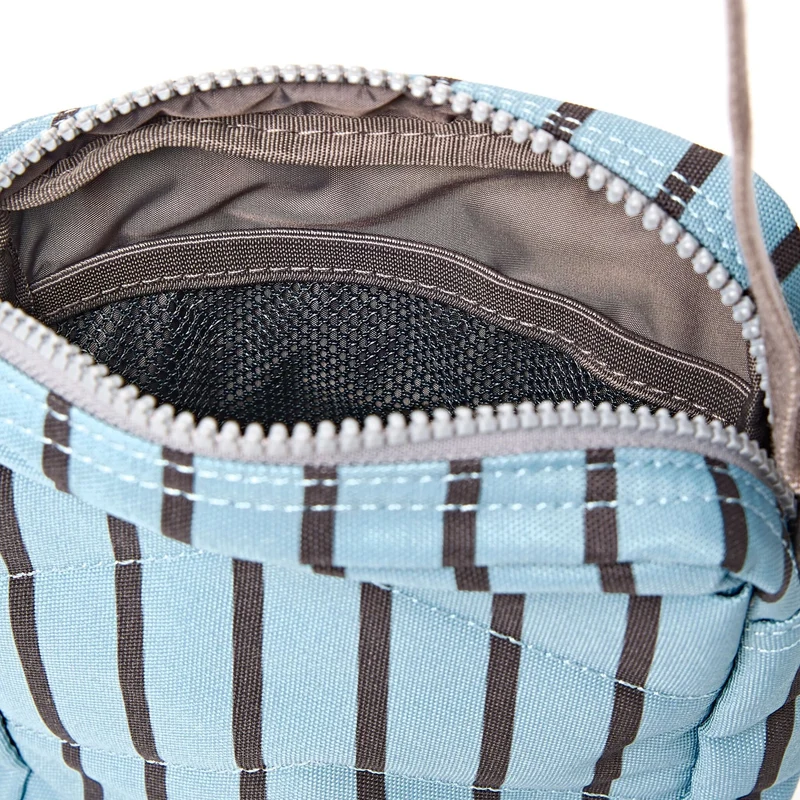 ROKA Bond Tasche aus recyceltem Canvas mit blauen Streifen